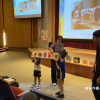 小朋友上台體驗